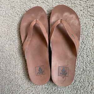 Reef women’s size 6 flip flops, gently used.